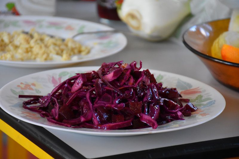  Salade Rouge : chou et betterave, avec une sauce vinaigrette à l′orange