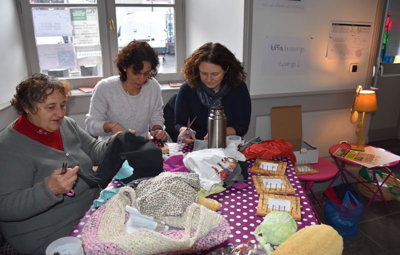  Les Equipes Saint-Vicent réalisent des tricots, des vêtements pour les poupées et des objets de décoration en laine.